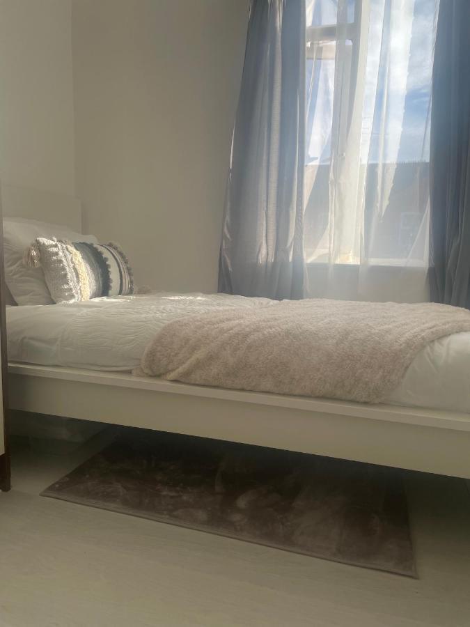 Home Sweet Home In Rg1 With Free Parking Reading Exteriér fotografie